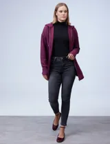 Campera color beige de modal, con cierre metálico central, capucha con cordón de ajuste y tajos laterales.