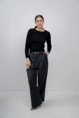 Sweater marrón de cashmere con cuello redondo y mangas largas.