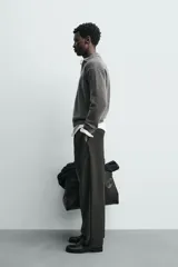 Polo de punto de corte regular, confeccionado en una mezcla de lana y cashmere. Presenta cuello solapa con abertura frontal en V, manga larga y acabados en rib en puños y bajo.