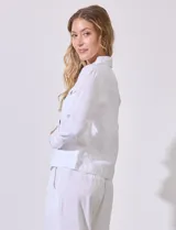 Camisa tipo campera de lino marca Dash, color blanco, con cierre frontal de botones, cuello camisero y bolsillos con solapa en el pecho.