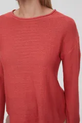 Sweater de punto color crudo, con cuello redondo y mangas largas.