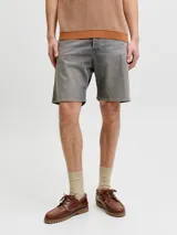 Bermuda de jean de calce relajado color gris, confeccionada en denim de algodón con elasticidad.