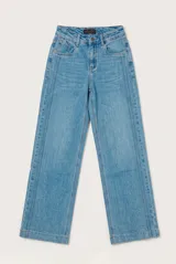 Pantalón jean de tiro alto y corte wide leg, en color azul medio con lavado clásico, bolsillos delanteros y traseros, y cierre frontal con botón y cremallera.