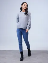 Buzo de lana color gris con mangas caladas.