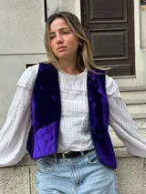 Chaleco de terciopelo color morado con diseño de bloques.