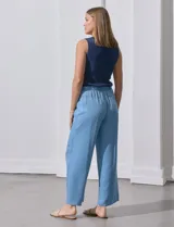 Pantalón cargo azul claro de lyocell, con pretina ancha elastizada y lazo de ajuste. Cuenta con bolsillos delanteros y laterales.