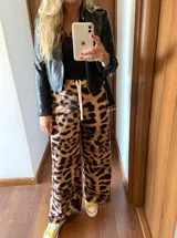 Pantalones de jogging de plush, uno con estampado animal print, otro negro y otro gris. Todos con cintura elastizada y cordón ajustable.