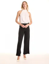 Pantalón wide leg negro de cintura alta con pretina prolongada que cierra con hebilla metálica en el lateral. Presenta una costura vertical frontal y pinzas de entalle en la parte posterior.