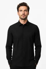 Camisa de viscosa color blanco, de corte holgado, con mangas largas, cuello clásico y cierre frontal de botones.