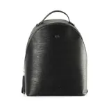 Mochila negra de símil cuero con relieve, acceso con cierre, herrajes plateados, correa fija y un compartimento. Tiene un bolsillo externo con cierre, un bolsillo interno con cierre y dos bolsillos internos abiertos.