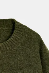Jersey de punto de tacto suave, color azul eléctrico, con cuello redondo y manga larga. Presenta acabados en rib en cuello, puños y ruedo.