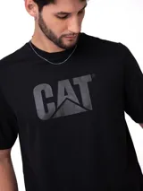 Remera negra de manga corta con el logo de CAT impreso en el pecho.