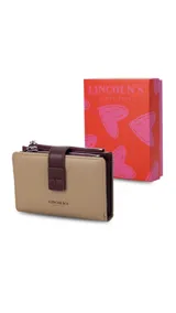 Billetera mediana de diseño compacto en color rosado, con cierre mediante presilla y compartimento adicional con cierre metálico. Presenta el logo de la marca grabado en el frente.