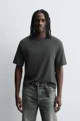 Camiseta de punto con corte boxy fit, cuello redondo y manga corta. Presenta un acabado con efecto lavado.