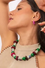 Collar corto con cuentas de cerámica, madera y acrílico en tonos de verde, verde menta y fucsia.