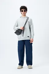 Canguro marrón con capucha, bolsillo frontal y puños ajustados. Estampa frontal con la palabra 'Dramatic' y gráfico en la espalda con tipografía bold y serpiente ilustrada.