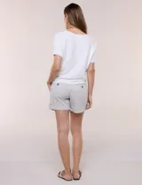 Buzo tejido de punto fino Allie Rose, de color blanco, con sutil textura acanalada horizontal, escote redondo amplio, manga corta holgada con caída y silueta relajada.