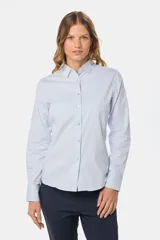 Camisa de manga larga entallada, confeccionada en una mezcla de algodón con spandex. Presenta cuello clásico, cierre frontal con botones al tono y puños abotonados.