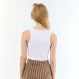 Top corto sin mangas de color blanco, confeccionado en tejido de punto acanalado, con cuello redondo y diseño ajustado.