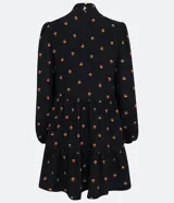 Vestido corto negro de chiffon con estampado de pequeños corazones naranjas, cuello alto, mangas largas abullonadas y falda con volados en capas.