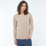 Remera de manga larga color beige con cuello redondo.