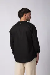 Camisa de manga larga color blanco roto, confeccionada en una mezcla de lino y viscosa, con cuello mao y corte relajado.