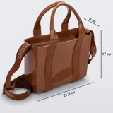Cartera bandolera tipo tote de material sintético flexible color marrón, con doble asa superior y correa ajustable y removible con inscripciones de la marca.