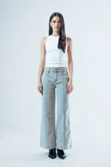 Pantalón de jean estilo wide leg, color celeste claro, con costuras verticales decorativas en el frente y corte amplio desde la cadera hasta el ruedo.