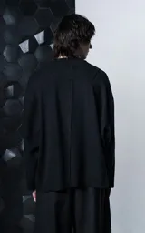 Buzo de cuello redondo con calce oversize y hombros caídos. Confeccionado en algodón gamuzado con proceso de lavado efecto maltinto, costuras expuestas a contratono y detalles de roturas en cuello, puños y ruedo.