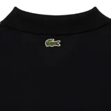 Remera polo Lacoste de manga corta color negro, con cuello camisero, cierre frontal de dos botones y bordado distintivo de la marca con texto en el pecho.