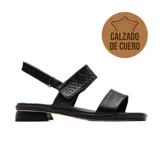Sandalia de cuero negro Marco Donatti, con taco bajo cuadrado, tira frontal simple y tira cruzada en el empeine con diseño texturizado, además de tira ajustable en el talón.