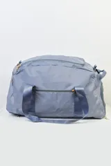 Bolso de viaje azul con múltiples cierres y correa de mano.