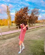 Vestido corto tejido en lurex color ladrillo, de corte recto y mangas cortas.