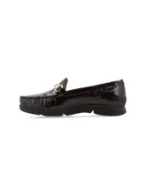 Mocasín de cuero con textura de reptil en color vino, con detalle de herraje metálico dorado en el empeine y suela de goma negra.