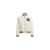 Campera bomber Polo Ralph Lauren de color blanco crema con finas rayas verticales oscuras, cuello, puños y dobladillo acanalados en azul marino y blanco. Cuenta con cierre frontal y el logo de los New York Yankees bordado en el pecho.