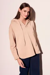 Hoodie color beige de algodón con cordones ajustables en el cuello.