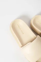 Sandalia tipo slide color fucsia, con suela track de plataforma y tira ancha acolchada en el empeine.