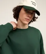 Sweater color beige de algodón y poliéster, de corte holgado, cuello redondo y mangas largas.