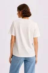 Remera de algodón de manga corta y calce holgado, con cuello redondo y diseño floral frontal realizado con studs metálicos.
