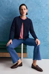 Cardigan de calce regular confeccionado en tejido de algodón y acrílico, color azul marino. Presenta cuello redondo, abertura frontal con botones y mangas largas con detalle de tejido en los hombros. Se completa con terminaciones acanaladas en puños y ruedo.