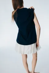 Remera azul marino de corte oversized con estampa amarilla de la ciudad de Milano, Italia.