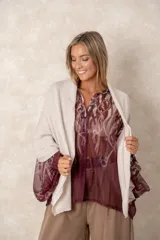 Pashmina de tejido de punto suave, con diseño envolvente y terminaciones simples.