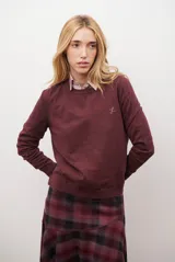 Sweater de punto color marrón, con cuello redondo y manga larga.