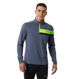Camiseta de running de manga larga New Balance Accelerate Half Zip, color gris con franja horizontal en el pecho con detalles en negro y verde flúor. Cuenta con cierre de medio largo en el cuello y logo de la marca en el pecho.
