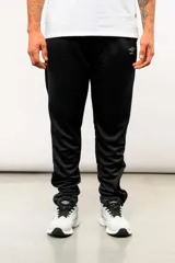 Pantalón deportivo Umbro Training Core de color azul marino, con bolsillos laterales y el logo de la marca estampado en blanco en la pierna izquierda.