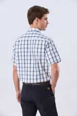 Camisa de manga corta a cuadros en tonos blanco, azul y gris, con cuello abotonado, bolsillo en el pecho y cierre frontal con botones.
