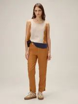 Top de lino sin mangas, con diseño color-block que combina paneles en beige al frente, negro en los laterales y marrón en la parte inferior.