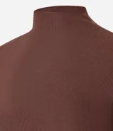 Blusa corta de cuello alto y mangas cortas, confeccionada en tejido rib texturizado color marrón.