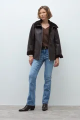 Jean de corte recto y tiro medio, confeccionado en denim de color azul claro con acabado liso.