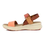 Sandalias de cuero con plataforma baja, tiras anchas en tonos coral, tostado y marrón, con cierre de velcro en el tobillo.